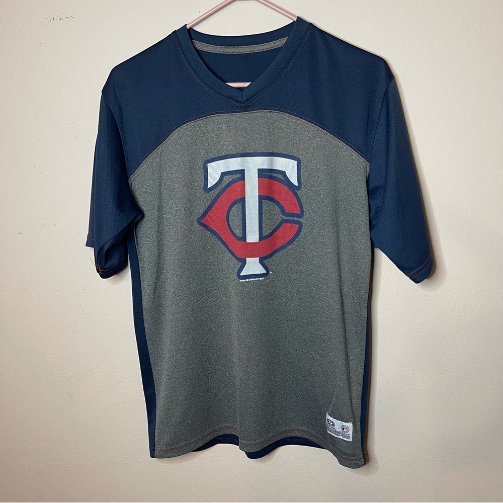 Minnesota Twins V-Neck  Shirt  Men size Medium MLB True Fan Series Blue Gray